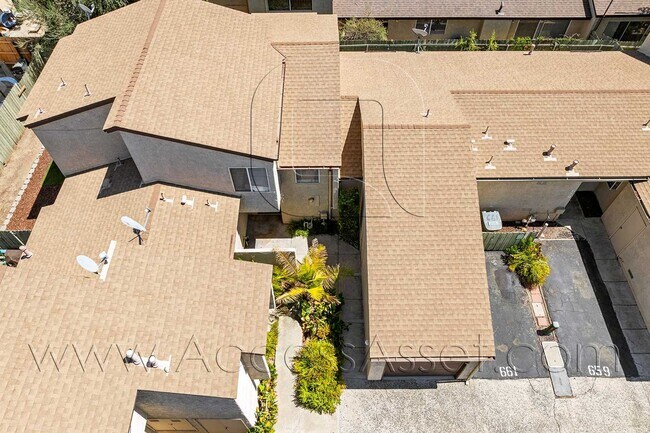 Building Photo - 661 Parkview Dr