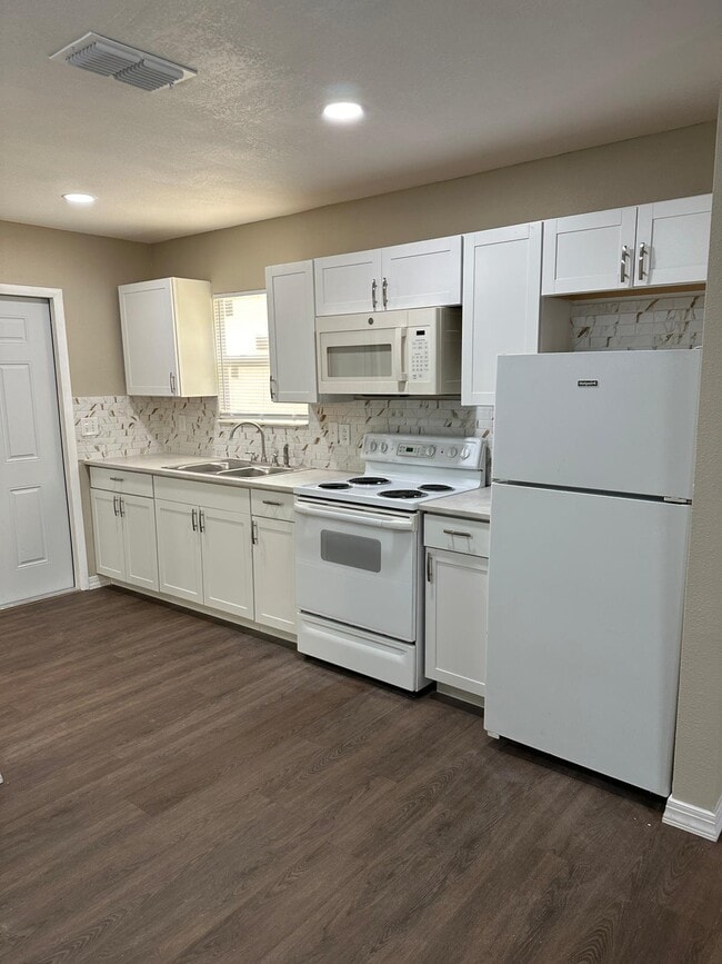 Building Photo - 825 Booker Ave