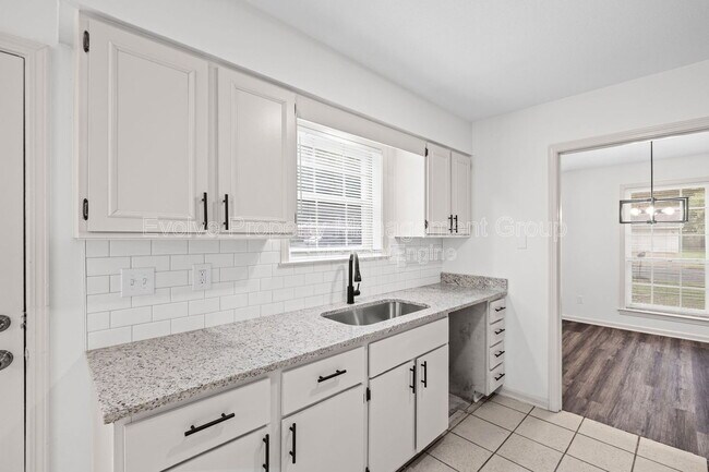 Building Photo - 6326 Thornfield Dr