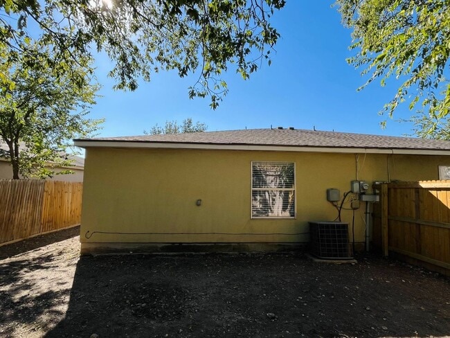 Building Photo - Cozy 2 bedroom 2bath Retreat near Randolph AFB, IH-35, Loop 1604, BAMC, and only minutes from The...