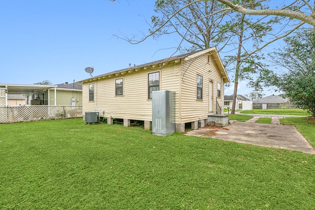 Building Photo - Renovated Chalmette 2 Bedroom House in Cha...