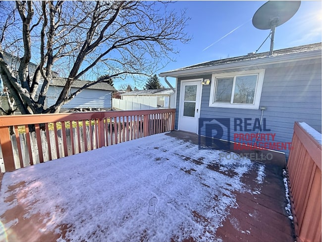 Building Photo - 4 bed 3 bath house - 2 car garage - RV parking