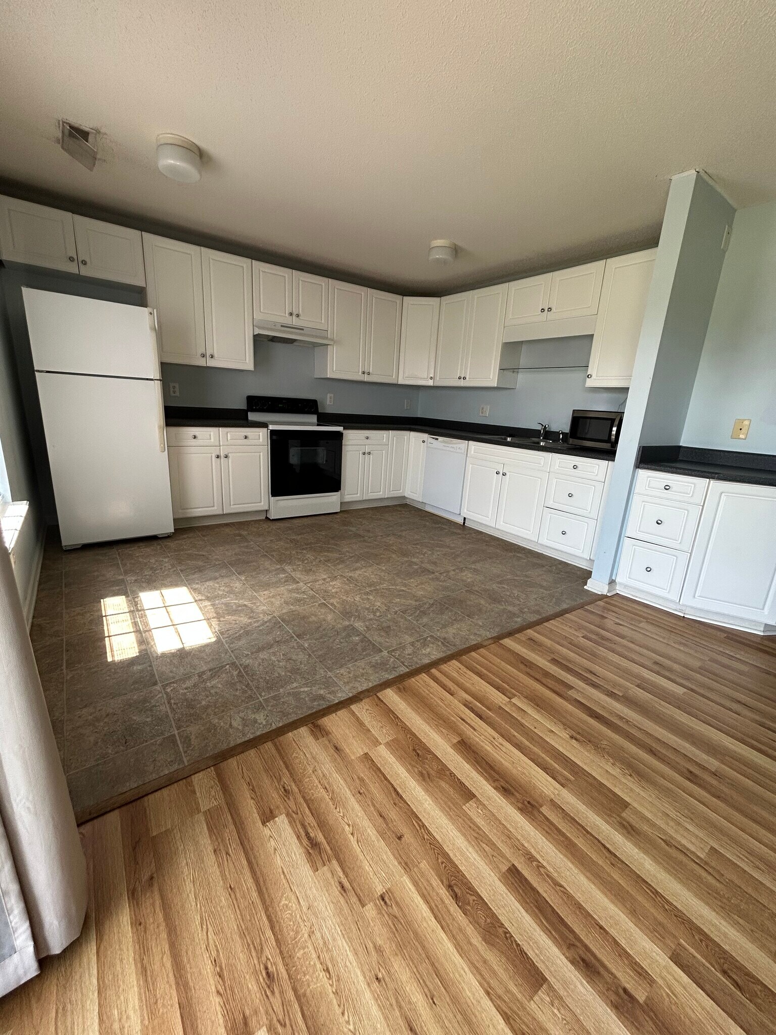 Building Photo - 4950 Deveron St