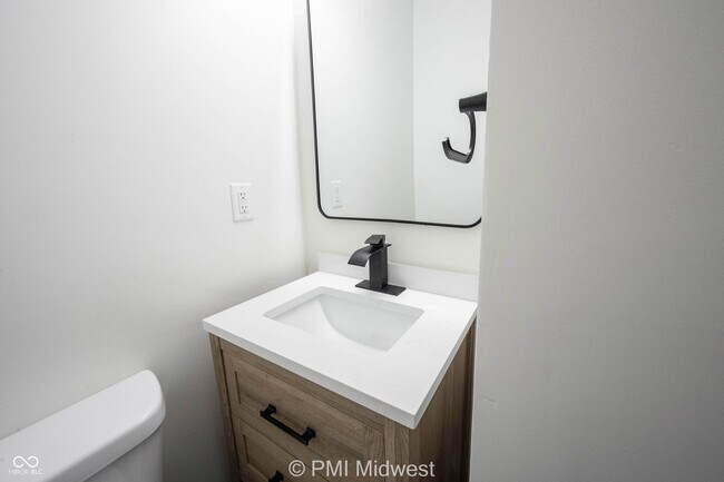 Building Photo - 426 N Bradley Ave