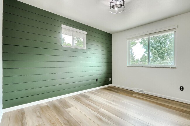 Building Photo - 4 BED 3 BATH HOUSE NEAR CREAK PARK!!!