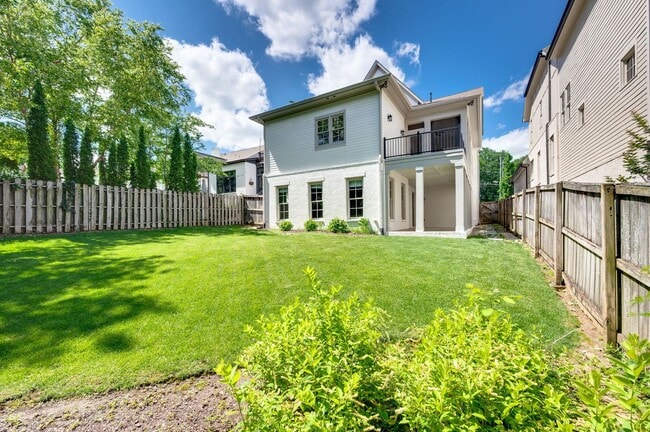 Building Photo - Stunning 5BE/4.5BA home nestled in the hig...
