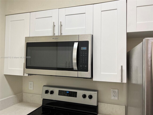 Building Photo - 2811 N Oakland Forest Dr
