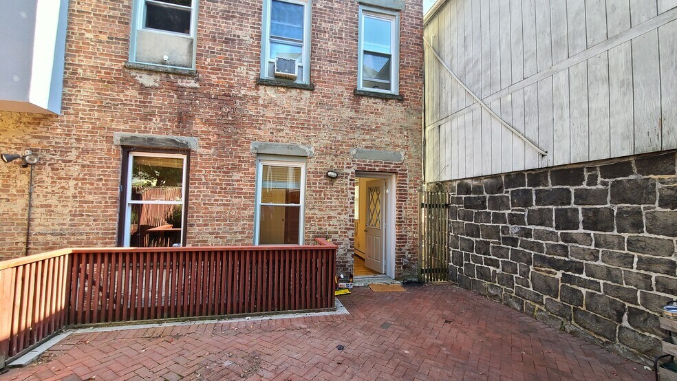 Building Photo - 955 Boulevard E