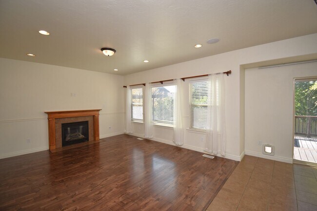 Building Photo - Beautiful 6 Bedroom Home in Riverton!