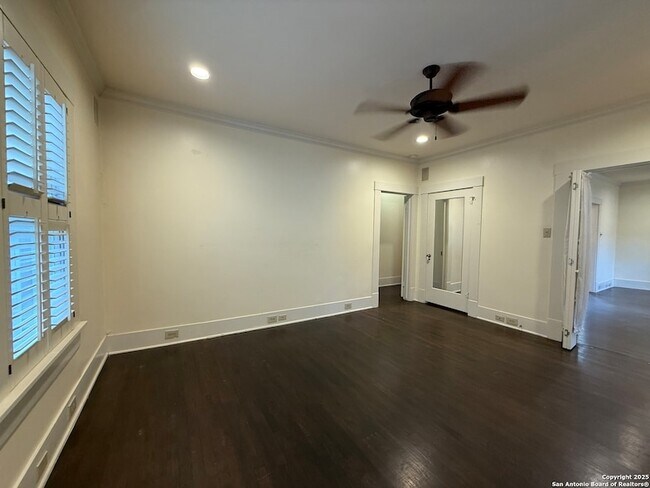 Building Photo - 334 W Gramercy Pl