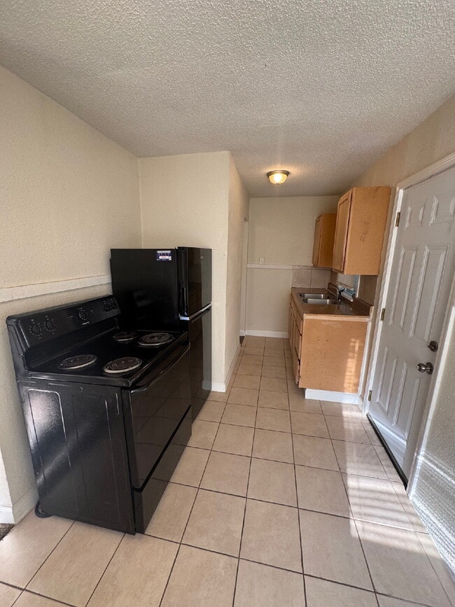 Building Photo - "Charming 1-Bedroom Retreat in the Heart o...