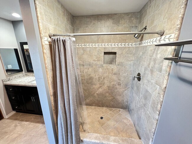 Building Photo - Dazzling Lake Summit Lake View Single Family Home!