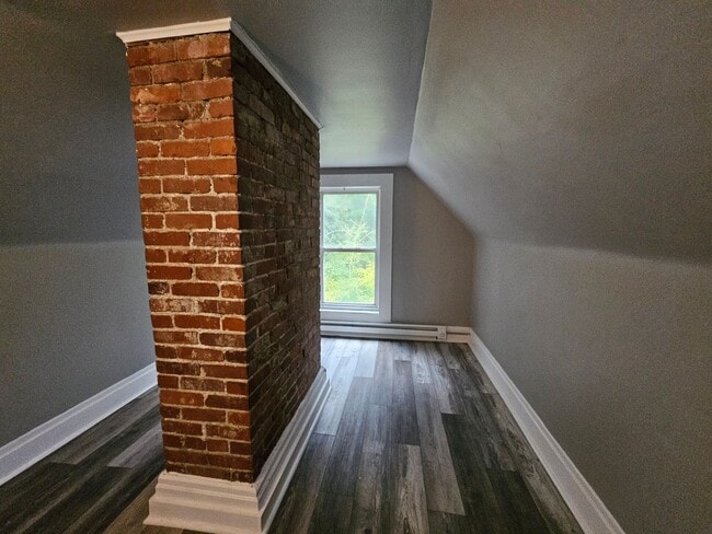 Building Photo - 3 bed 1 bath House for rent in Crafton!