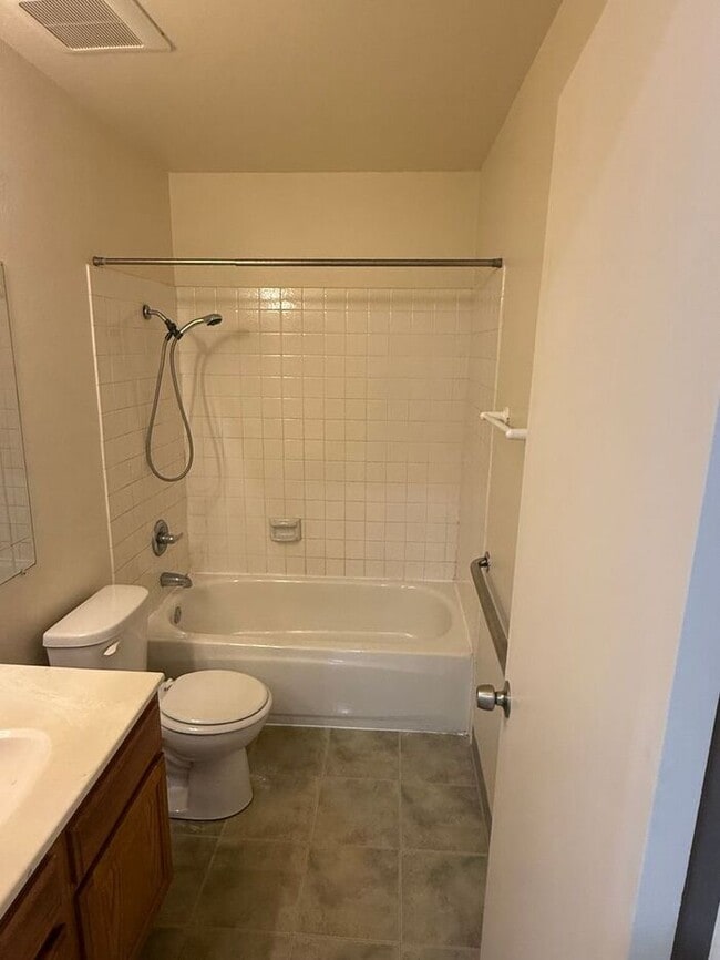 Building Photo - 3 bedroom 2 bath home in San Leandro Washi...