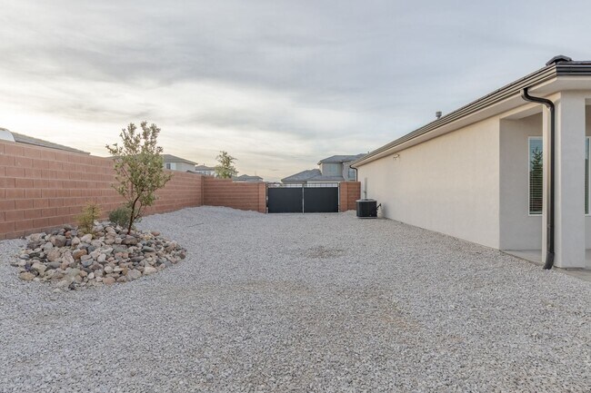 Building Photo - Beautiful Property in the Sage Canyon Neig...