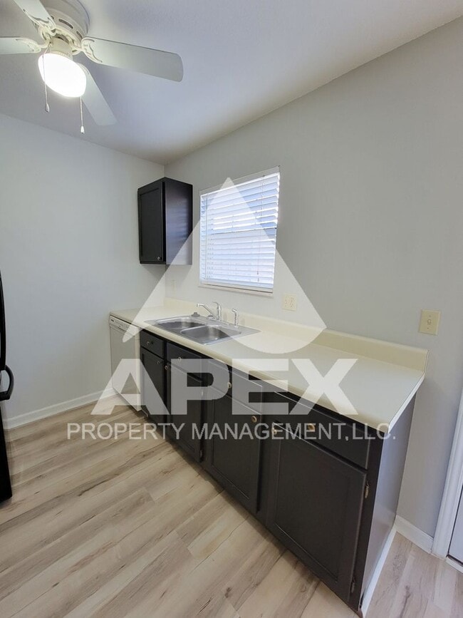 Building Photo - WEST KNOX - Spacious 2Bd/2Ba Condo in Silverbrook!