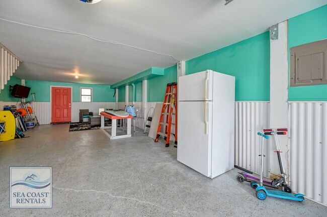 Building Photo - FULLY FURNISHED OFF-SEASON MONTHLY RENTAL ...