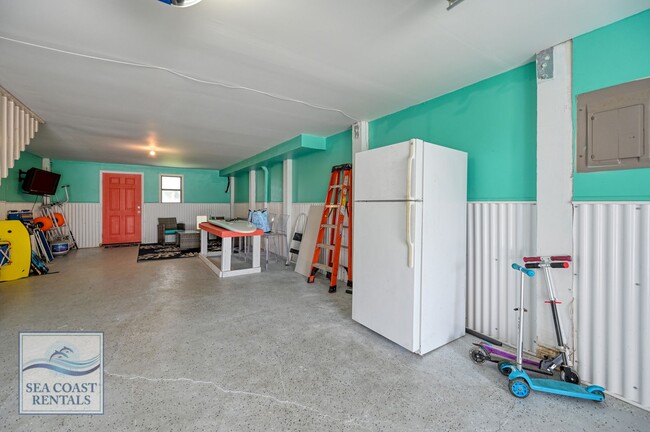 Building Photo - FURNISHED MONTHLY RENTAL - ONE MONTH LEFT ...