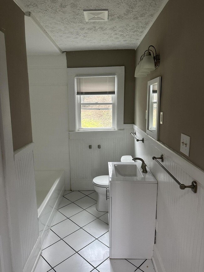 Building Photo - 302 Clay St