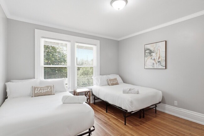 Building Photo - Furnished 10-Bedroom Single-Family Home in Buffalo