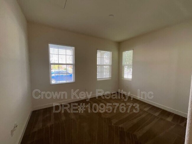 Building Photo - 546 W Campania Way
