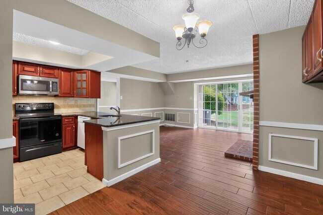 Building Photo - 702 Deer Run