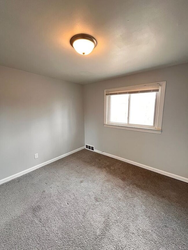 Building Photo - Charming 2-Bedroom Duplex Home / Pet-Frien...