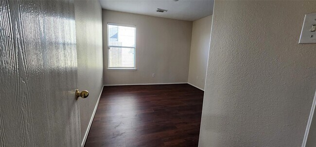 Building Photo - 315 Sunset Colony Dr