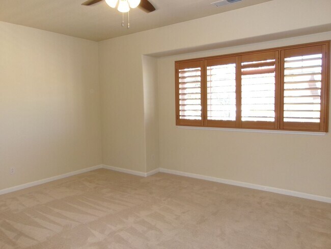 Building Photo - 3 Bedroom, 2-1/2 bath, 2-car garage in Nor...