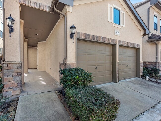 Building Photo - 11643 Royal Oaks View