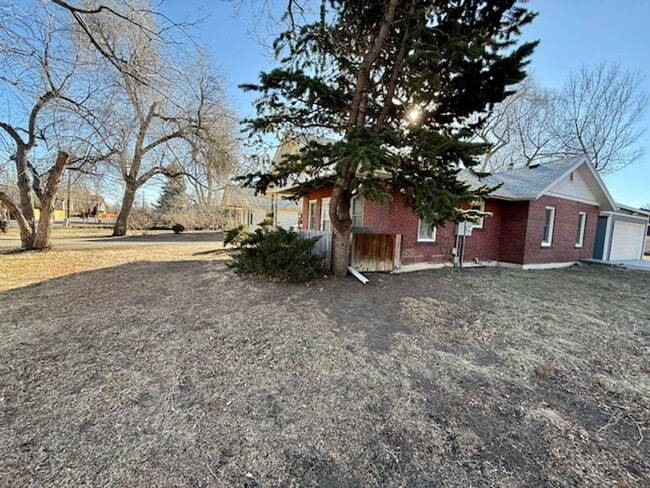 Building Photo - Upgraded Brick Ranch