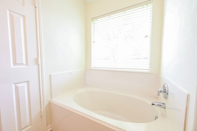 Building Photo - 11123 Overland Trail Dr
