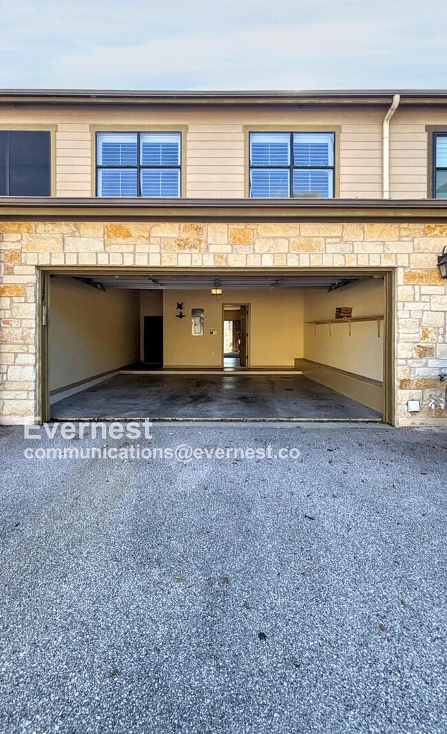 Building Photo - 2101 Town Centre Dr