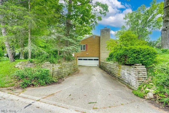 Building Photo - 3060 Chamberlain Rd