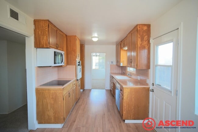 Building Photo - Darling Home in East Bakersfield!