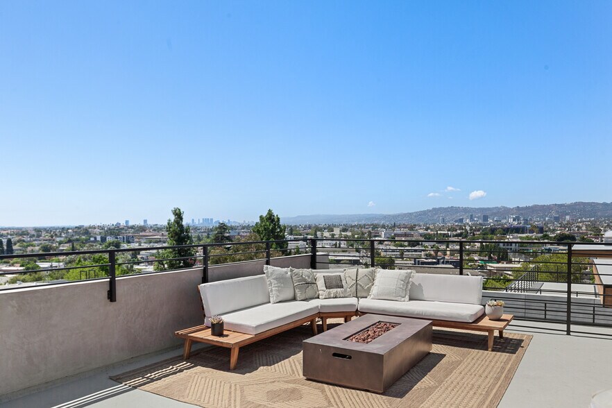 Building Photo - 861 1/2 Hyperion Ave