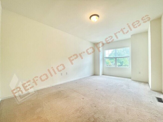 Building Photo - Beautiful 2 Story 3 Bedroom End Unit Townh...