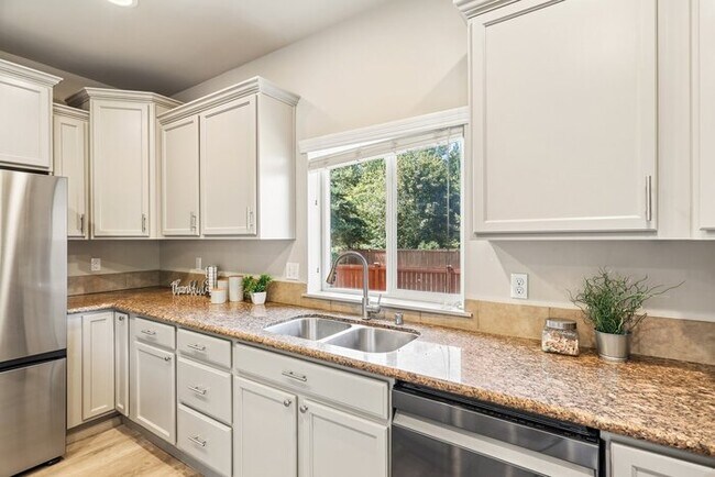 Building Photo - Spacious 3 Bed, 3 Bath Home with Fenced Yard and Driveway Parking