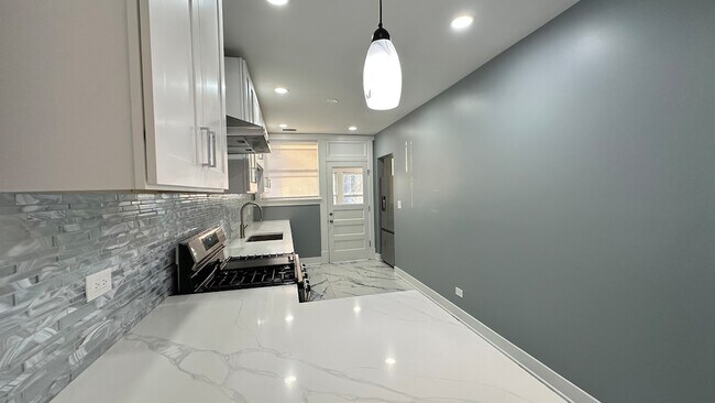 Building Photo - 5226 N Bernard St