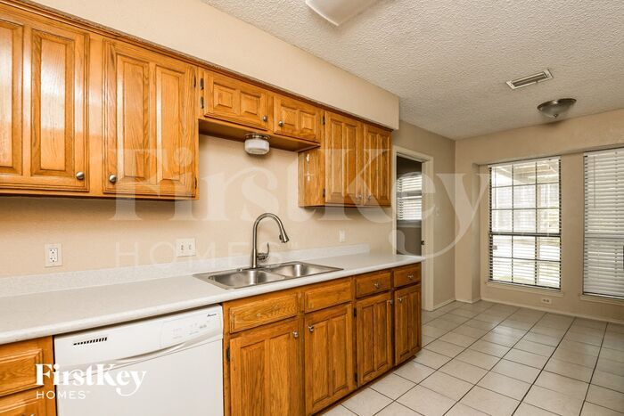 Building Photo - 826 Woodhaven Ln