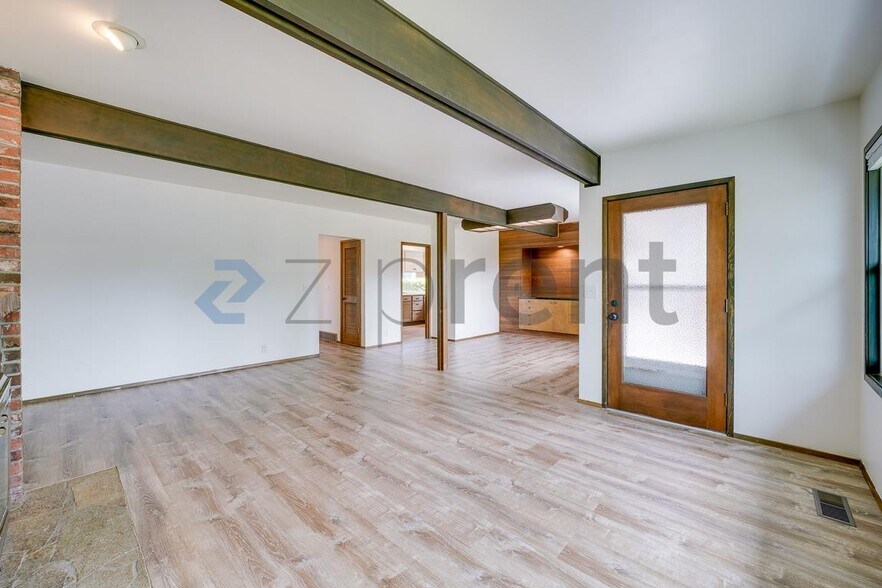 Building Photo - Unit