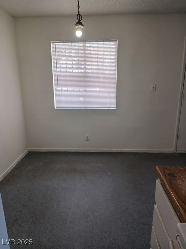 Building Photo - 1400 E Mesquite Ave