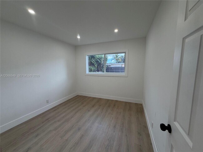Building Photo - 838 Fairway Dr