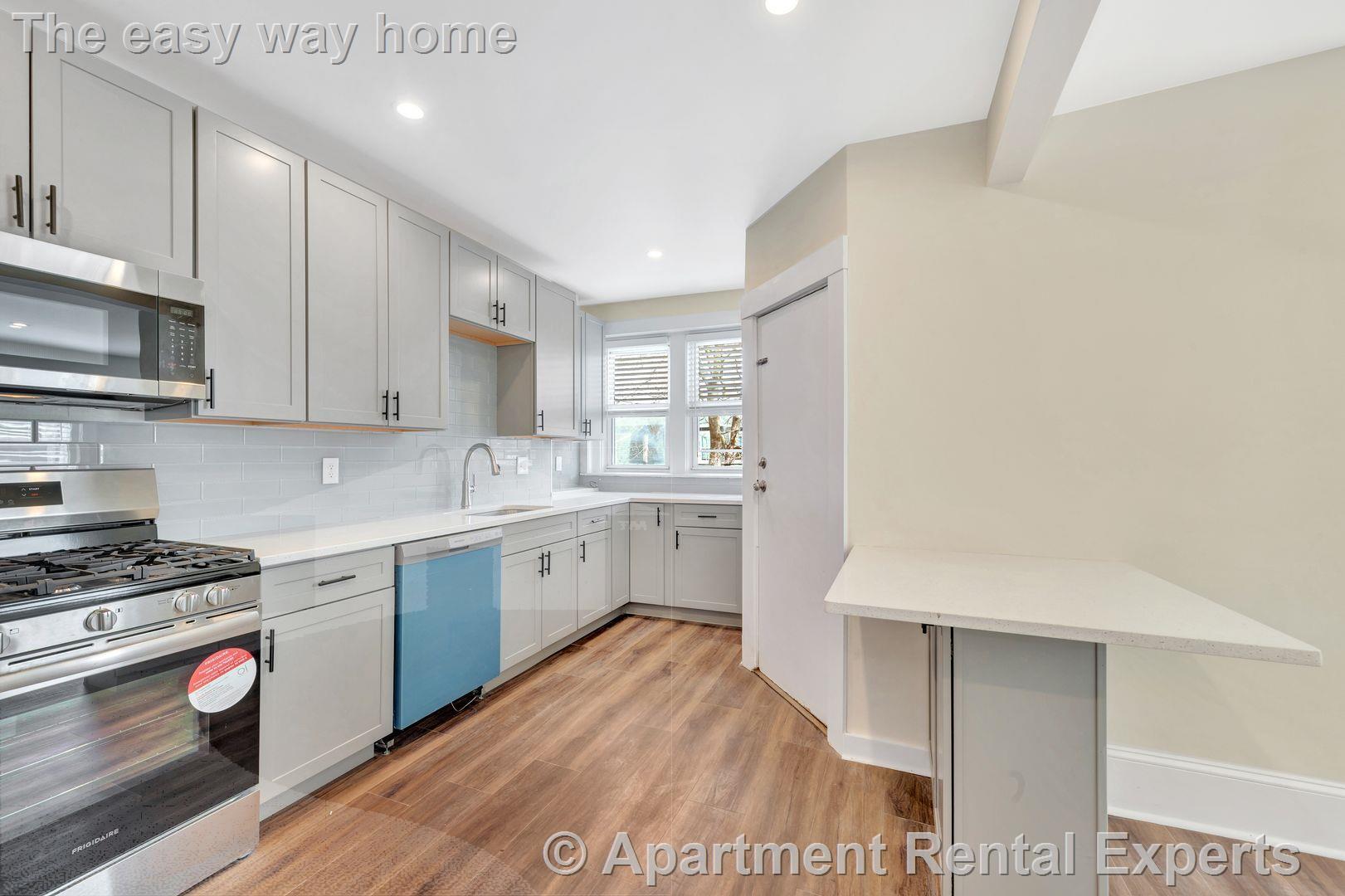 Building Photo - 105 School St