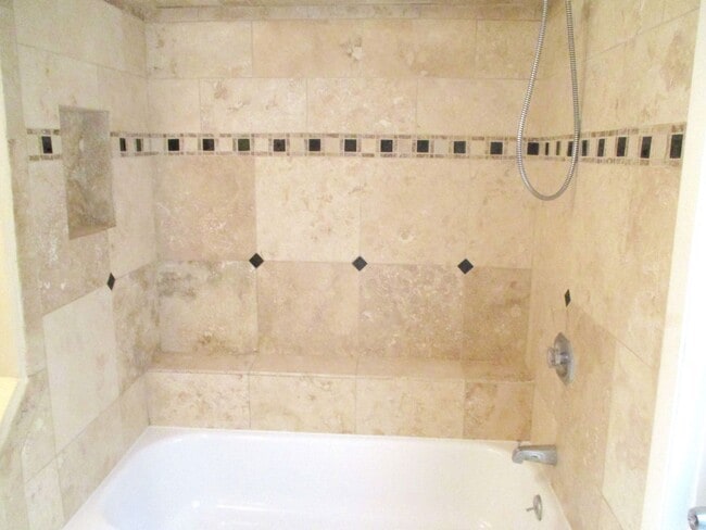 Building Photo - GET A BIG HOUSE FOR A SMALL PRICE IN BEAR CREEK