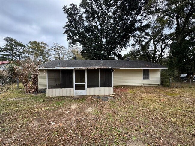 Building Photo - 4734 Clarendon Dr