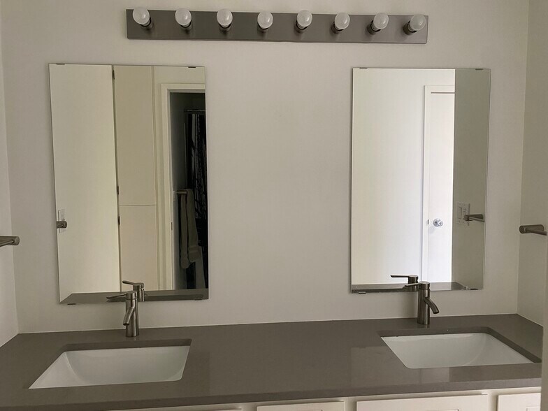 Building Photo - 1500 SW 5th Ave