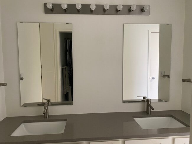 Building Photo - 1500 SW 5th Ave