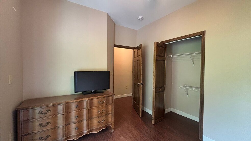 Building Photo - 121 Village Dr