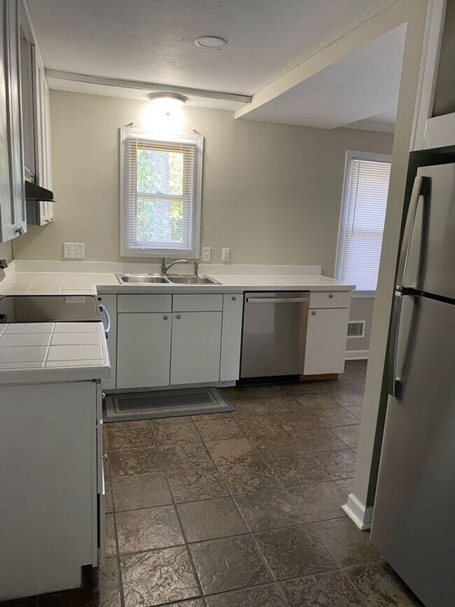 Building Photo - Beautiful Home FOR RENT